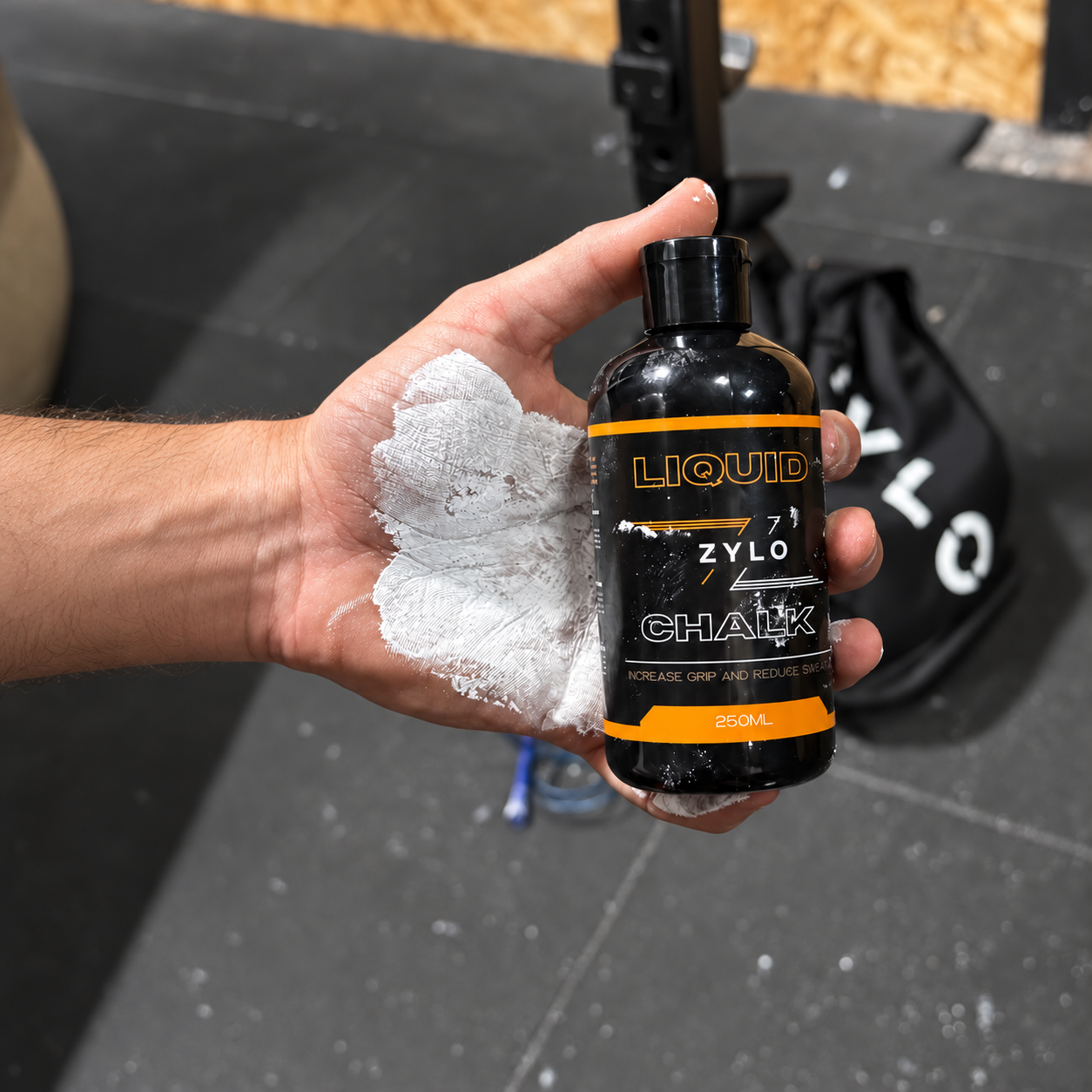 Mano agarrando bote de magnesio liquido 250 ml