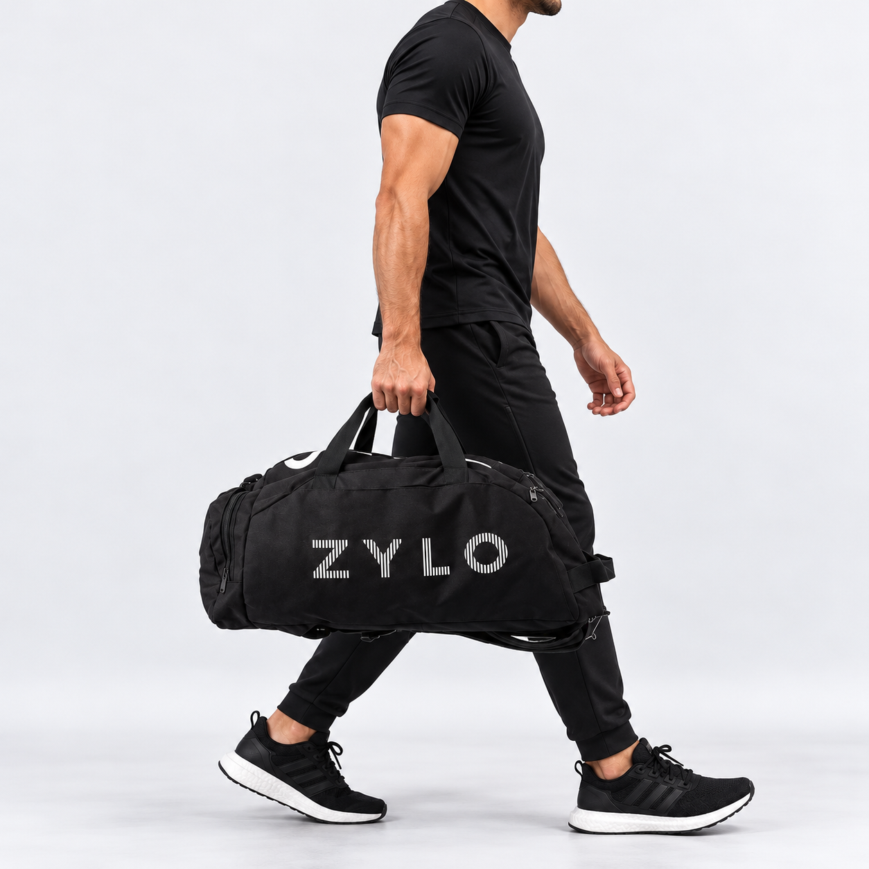 Un hombre llevando mochila de zylo por las asas
