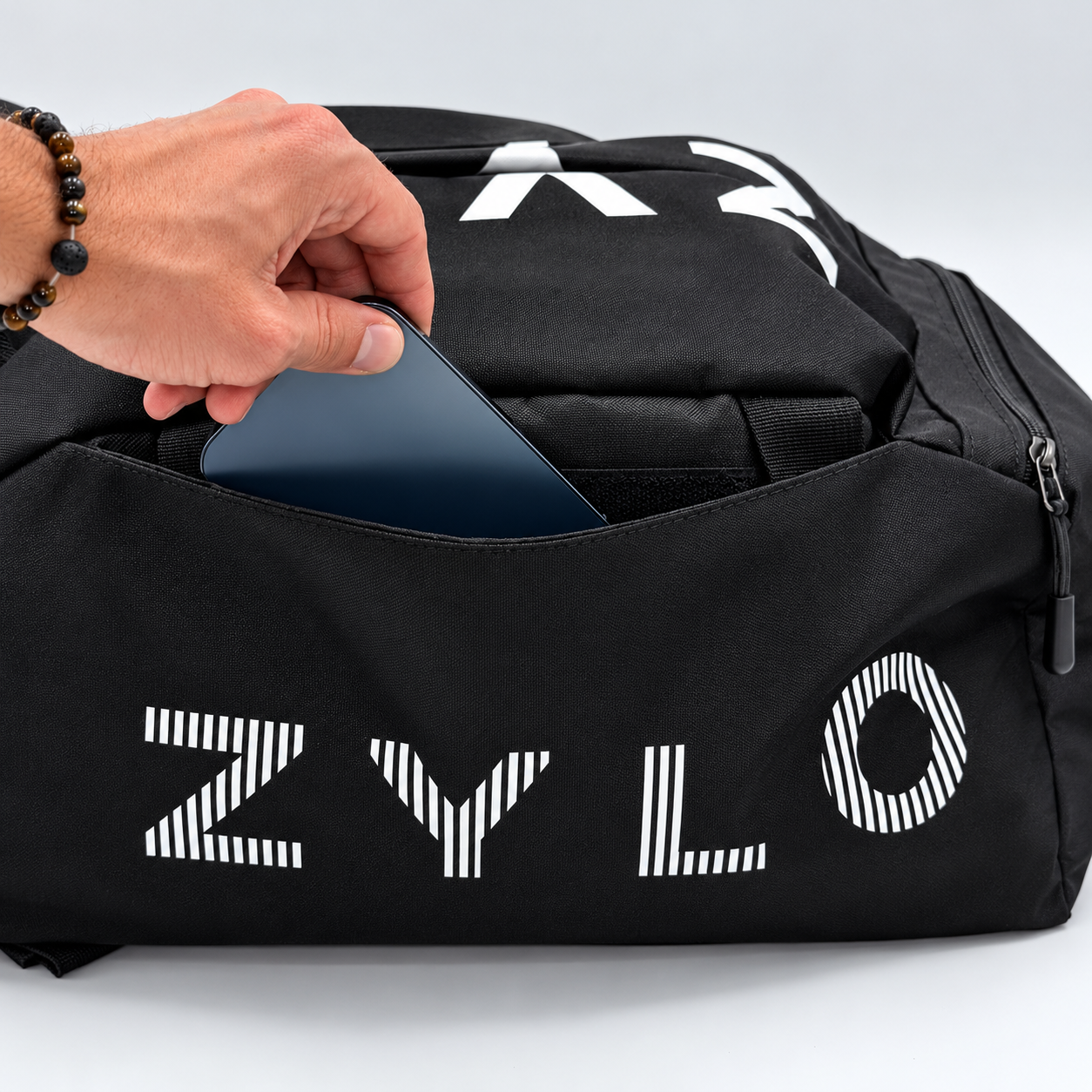Mochila de deporte ZYLO bag mostrando bolsillo lateral